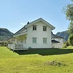 8 Person In Oksvoll