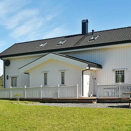 8 Person In * Oksvoll