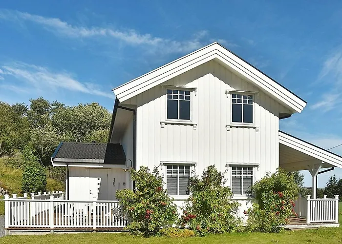 8 Person In Nyaraló *