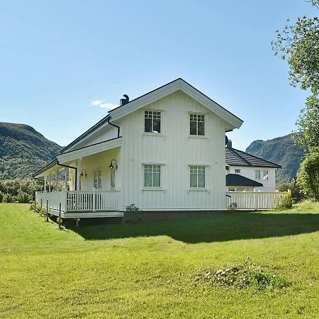 8 Person In Oksvoll